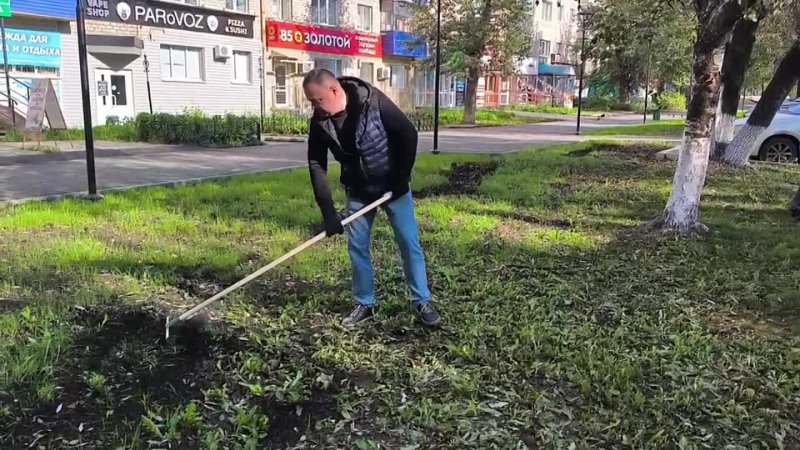 Работники Водоканала традиционно наводят порядок на улице Юбилейная. В этот раз они не только убирали мусор, но и подсыпали грунтом неровности возле новеньких бордюров! Здесь будет посажен газон, чтобы наш город стал еще прекраснее и зеленее!