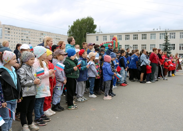 Сегодня в честь Дня Государственного флага Российской Федерации торжественно вручили паспорта юным гражданам России